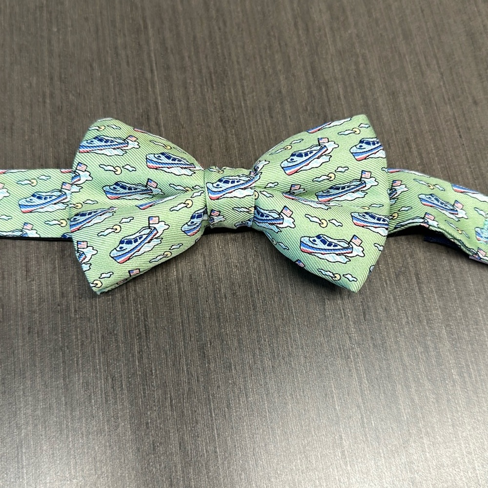 Vineyard Vines boys pre tied bow tie